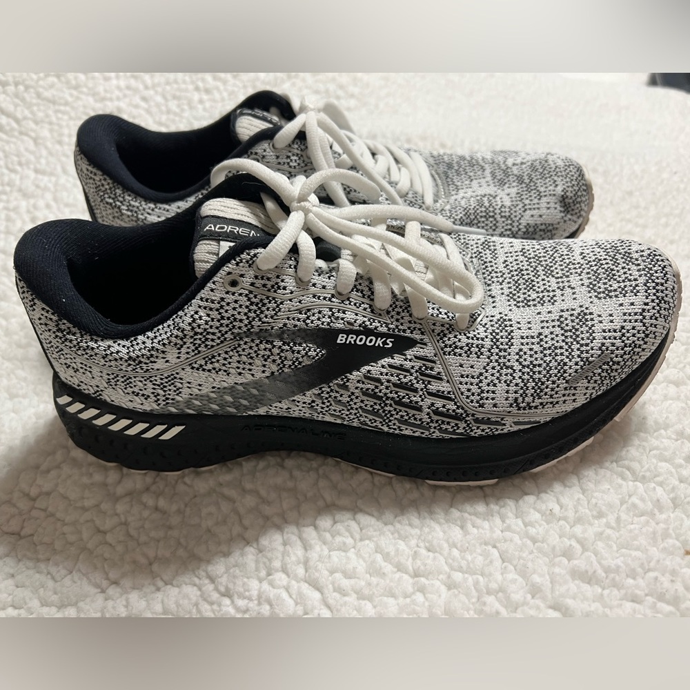 Brooks Adrenaline 21. Women’s Size 9.
